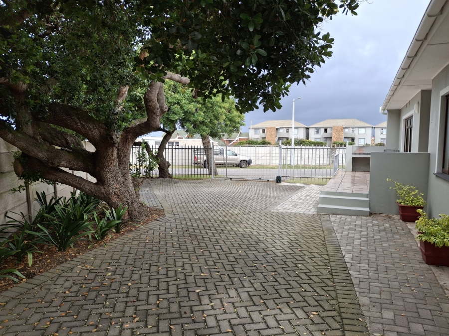 5 Bedroom Property for Sale in Hartenbos Central Western Cape